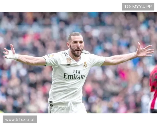 吉鲁与本泽马在前场联动上出现偏移,吉鲁更偏向单点终结驱动