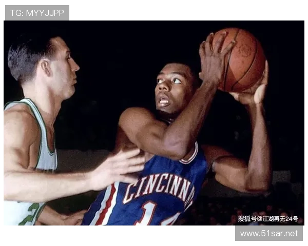 拉塞尔防守主导篮板对比张伯伦提升球队内线控制力